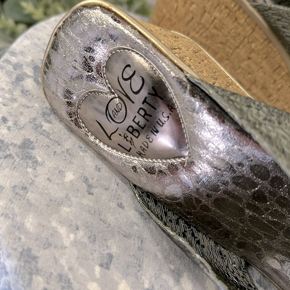 Love & Liberty Pewter Metallic Cross-Band Faux Cork Wedge Sandals WMS 9M🩶NWOT - Picture 11 of 12